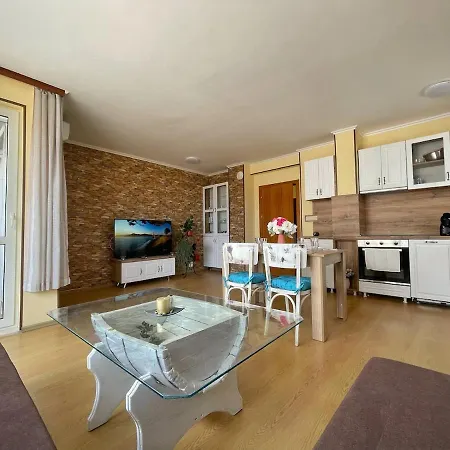 Cozy By The In Byala Apartament